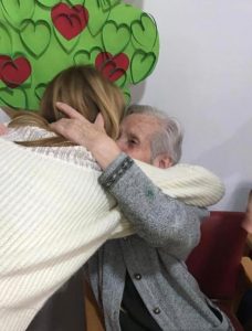 La directora del Centro Residencial abraza a una usuaria